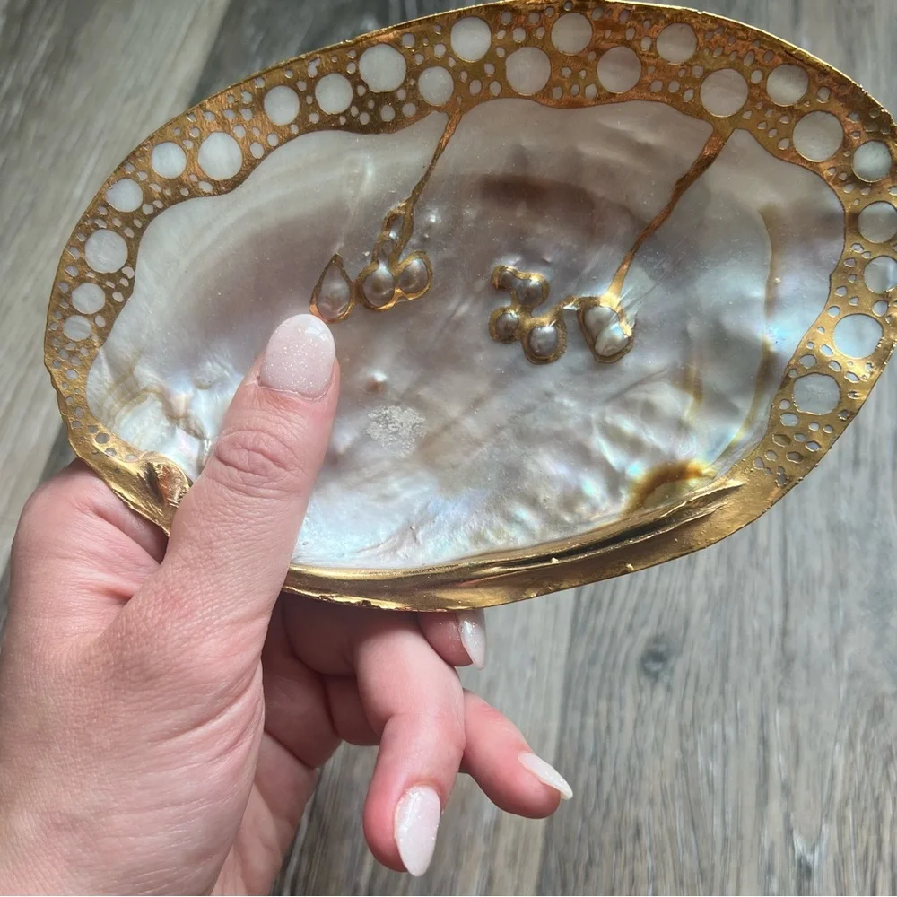 Pearlescent/ iridescent / oyster style jewelry or soap dish